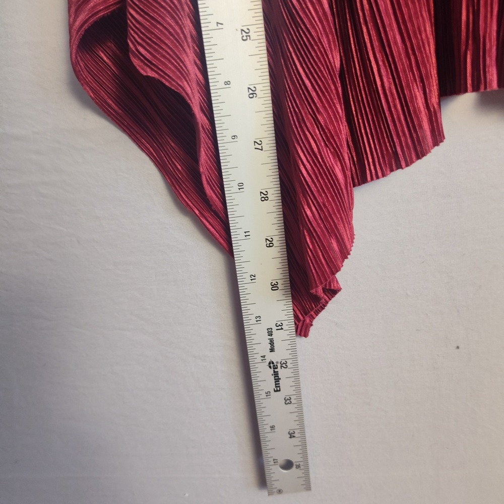 Jennie & Marlis Burgundy Pleated Grommet V-Neck Sharkbite Hem Tunic Top Medium - Picture 7 of 9